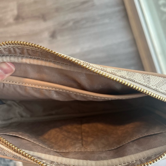 Michael Kors Vanilla Jetset Crossbody Bag - Picture 4 of 5